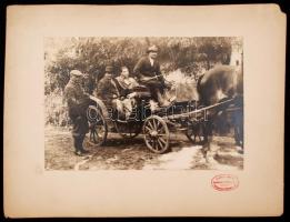cca 1920 Kikocsizás előtt, Bagossy Sándor Fehérgyarmati műterméből, fotó kartonra kasírozva, 16x23cm