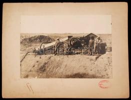 cca 1920 Szívattyúzás közben, Bagossy Sándor Fehérgyarmati műterméből, fotó kartonra kasírozva, 16x2...