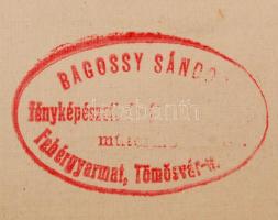 cca 1920 Szívattyúzás közben, Bagossy Sándor Fehérgyarmati műterméből, fotó kartonra kasírozva, 16x2...