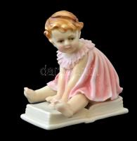 Ens játszó kislány porcelán figura, kézzel festett, jelzett, apró kopásnyomokkal, m: 10,5 cm