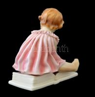 Ens játszó kislány porcelán figura, kézzel festett, jelzett, apró kopásnyomokkal, m: 10,5 cm
