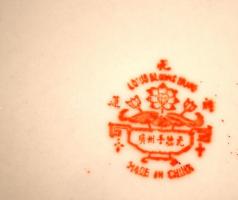 Keleti motívumos porcelán tányér, kézzel festett, jelzett, apró kopásnyomokkal, d: 17,5 cm