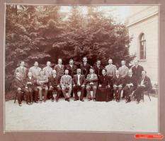 1911 Késmárk Evangélikus Gimnázium 10 éves érettségi találkozójának fényképe kartonra kasírozva, (ka...