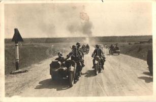 ~1940 Kradschützen bleiben dem Feind immer auf den Fersen; Wehrmacht und Waffen-SS / German Army motorcycle unit (b)