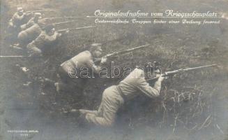 Originalaufnahme vom Kriegsschauplatz: Oesterreische Truppen hinter einer Deckung feuernd / Picture taken on the battlefield: Austrian soldiers firing behind cover