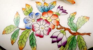 Herendi Viktória mintás doboz, kézzel festett, jelzett, hibátlan, m:10 cm, d:11 cm