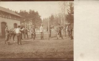 3 db megíratlan fotó képeslap a K.u.K hadsereg katonáival, étkezés és lóápolás közben / 3 unused postcards about the soldiers of the Austro-Hungarian Army during mealtime and horse care, photo