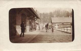 3 db megíratlan fotó képeslap a K.u.K hadsereg katonáival, étkezés és lóápolás közben / 3 unused pos...