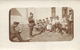 3 db megíratlan fotó képeslap a K.u.K hadsereg katonáival, étkezés és lóápolás közben / 3 unused pos...