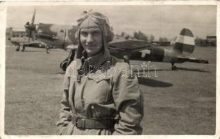 Magyar pilóta két Arado Ar 96 típusú repülőgép előtt, II. világháború / Hungarian pilot standing before two Arado Ar 96, WWII (EB)