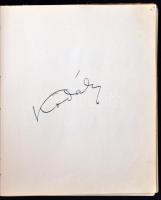 cca 1930-80 Autogram-füzet számos magyar és néhány külföldi híresség, művész aláírásával, aláírt név...