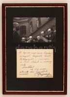 Rajniss Ferenc (1893-1946) a Szálasi-kormány vallás- és közoktatásügyi miniszterének autográf sorai és aláírása kivágott lapon, valamint egy őt ábrázoló sajtófotó, melyen dr. Jankó Péter bíró felolvassa Rajniss kegyelmi kérvényének elutasításáról szóló végzést a Markó utcai fogház udvarán, 1946 március 21-én, nem sokkal kivégzése előtt. Üvegezett keretben, 32x23 cm.