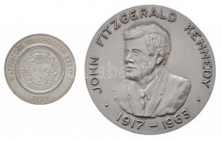 Amerikai Egyesült Államok 1963. &quot;John F. Kennedy 1917-1963&quot; fém emlékérem (73mm) + NDK 1986. &quot;Német Történeti Múzeum - Berlin 750 éves&quot; fém emlékérem sérült tokban (40mm) T:2 USA 1963. &quot;John F. Kennedy 1917-1963&quot; metal medal (73mm) + GDR 1986. &quot;Museum for German History - 750 Years of Berlin&quot; metal medal in damaged case (40mm) C:XF