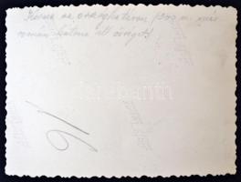 cca 1930 Kosna vasútállomás magyar (orzság) zászlóval, fotó verzón feliratozva, 6x9cm