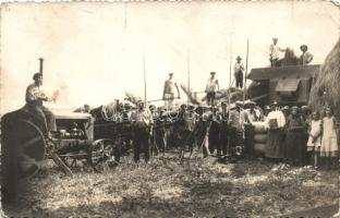 1930-as évek, Mezőgazdasági munkások cséplőgéppel, photo (EK)