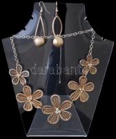 Vegyes mutatós bizsu tétel: virágmintás aranyszínű dekoratív nyaklánc, aranyszínű fülbevaló, 4 db gy...