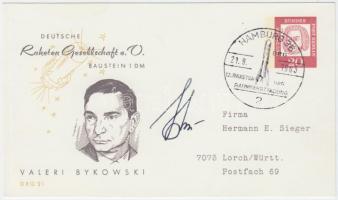 Valerij Bikovszkij (1934- ) orosz űrhajós aláírása levelezőlapon / Signature of Valeriy Bikovskiy Russian astronaut on postcard