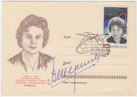 Valentyina Vlagyimirovna Tyereskova (1937- ) orosz űrhajós aláírása emlékborítékon /  Signature of Valentina Tereshkova (1937- ) Russian astronaut on envelope