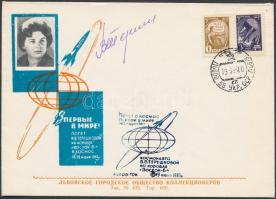 Valentyina Vlagyimirovna Tyereskova (1937- ) orosz űrhajós aláírása emlékborítékon /  Signature of Valentina Tereshkova (1937- ) Russian astronaut on envelope