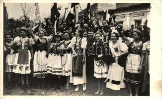 1938 Fülek, Filakovo; bevonulás, ünneplő tömeg, hölgyek népviseletben, magyar katonák / entry of the Hungarian troops, celebrating masses, ladies in traditional dress, Hungarian soldiers (EK)