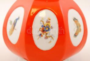 XX. sz. eleje. Részben kézzel festett, részben matricás porcelán asztali lámpa. Hibátlan. Formaszámm...