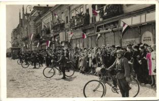 1940 Szatmárnémeti, Satu Mare; bevonulás, kerékpáros katonák, gyógyszertár, Frenkel üzlete, Schön üzlete, utólag színezve / entry of the Hungarian troops, bicycle soldier squadron, pharmacy, shops, custom red coloring (EK)