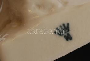 Potschappel német porcelán kintornás figura. Festetlen porcelán, Jelzett. Kalapján javított sérülés....