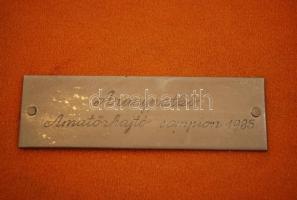 1985 réz díszpatkó,  "Aranypatkó Amatőrhajtó sampion", eredeti fa dobozában, 10×8 cm