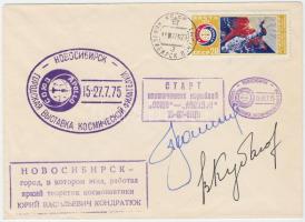 Alekszej Leonov (1934- ) és Valerij Kubaszov (1935-2014) orosz űrhajósok aláírásai emlékborítékon /  Signatures of Aleksey Leonov (1934- ) and Valeriy Kubasov (1935-2014) Russian astronauts on envelope