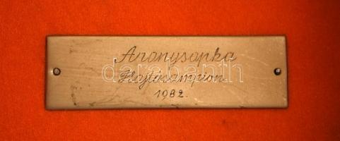 1982 réz sapka,  "Aranysapka Hajtósampion", eredeti fa dobozában, 10×8 cm, m:6 cm