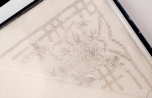 Rund kézi hímzéssel díszített zsebkenők(2 db), eredeti csomagolásában