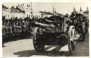 1940 Máramarossziget, Sighetu Marmatiei; a Magyar honvédség bevonulása, ágyú / entry of the Hungarian troops, cannon