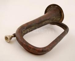 Antik réz kürt, fém fújó rész jelzett (Ambassador), horpadásokkal, h:36 cm