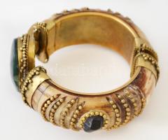 Dekoratív fél drágakövekkel kirakott csont karkötő, réz szerelékkel, 9×8 cm