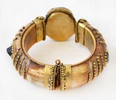 Dekoratív fél drágakövekkel kirakott csont karkötő, réz szerelékkel, 9×8 cm