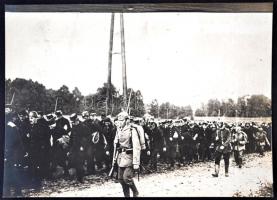 cca 1914-1918 Francia hadifoglyok. A Namur várában elfogott francia katonák szállítása, fotó verzón feliratozva, 11x16cm