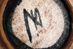 Retro fali tál, festett mázas kerámia, apró mázhibával, 30×31 cm