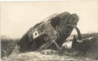 1917 Cambrai, kilőtt brit páncélos, valószínűleg IV.-es típusú tank, 'Pikk Ász' / Destroyed British World War I Tank, probably Mark IV., 'Ace of Spades', photo (fa)