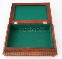Faragott fa doboz, belül posztó béléssel, szép állapotban, 27x20x8 cm