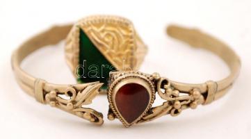 Kis bizsu tétel, benne egy ezüst Tamás feliratos medállal, régi, de törött karkötővel, gyűrűvel