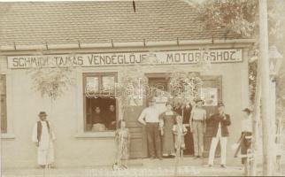 1908 Gyorok, Ghioroc; Schmidt Tamás vendéglője a Motoroshoz, az ajtóban valószínűleg a tulajdonossal és családjával / restaurant of Tamás Schmidt, in the doorway probably the owner and his family, photo