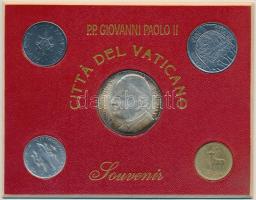 Vatikán 1976-1977. 20L-100L (4xklf) + &quot;II. János Pál&quot; fém emlékérem szettben T:2,2- Vatican 1976-1977. 20 Lire - 100 Lire (4xdiff) + &quot;John Paul II&quot; metal medal in set C:XF,VF