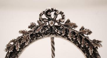 Ezüst támasztólábas ovális képkeret,  Ag., nettó:129,3gr., jelzett, 13x10cm/Silver  oval picture fra...