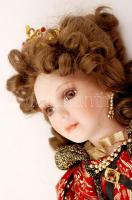 Roxie porcelán testű baba. jelzett, hibátlan, varrt ruhában, m:44 cm