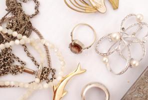 Nagy vegyes bizsu tétel, benne kis ezüsttel