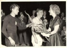 1952 Helsinki Olimpia, Armi Kuusela (Miss Universum) átadja az első helyért járó díjat Grosics Gyulának, Puskás Ferenc / 1952 Helsinki Olympic, Soccer prize distribution for Gyula Grosics