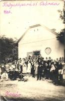 1931 Kocsér, Kutyakaparó csárda, csoportkép, photo (EK)