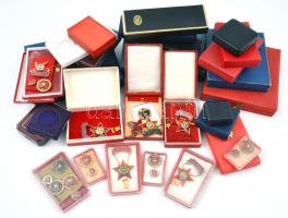25db-os szocialista kitüntetés és jelvény tok tétel, néhányban kitüntetés (Kiváló Dolgozó, Szocialista Brigád), klf méretekben T:vegyes
