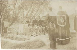1916 Rusze, K.u.K. haditengerész temetés, matrózok díszsorfala, I. világháború / Funeral of an Austro-Hungarian mariner in Ruse Bulgaria, mariners, WWI, photo (ferdén vágott / slant cut)