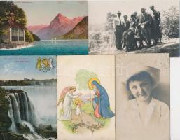 Kb. 800 db VEGYES képeslap dobozban, pár háború előtti motívumlappal, vegyes minőség; sok magyar fek...